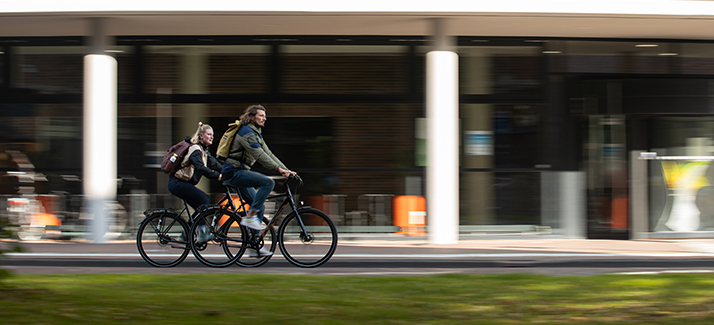 Verlichting aan in het donker: zo stap je veilig op de fiets