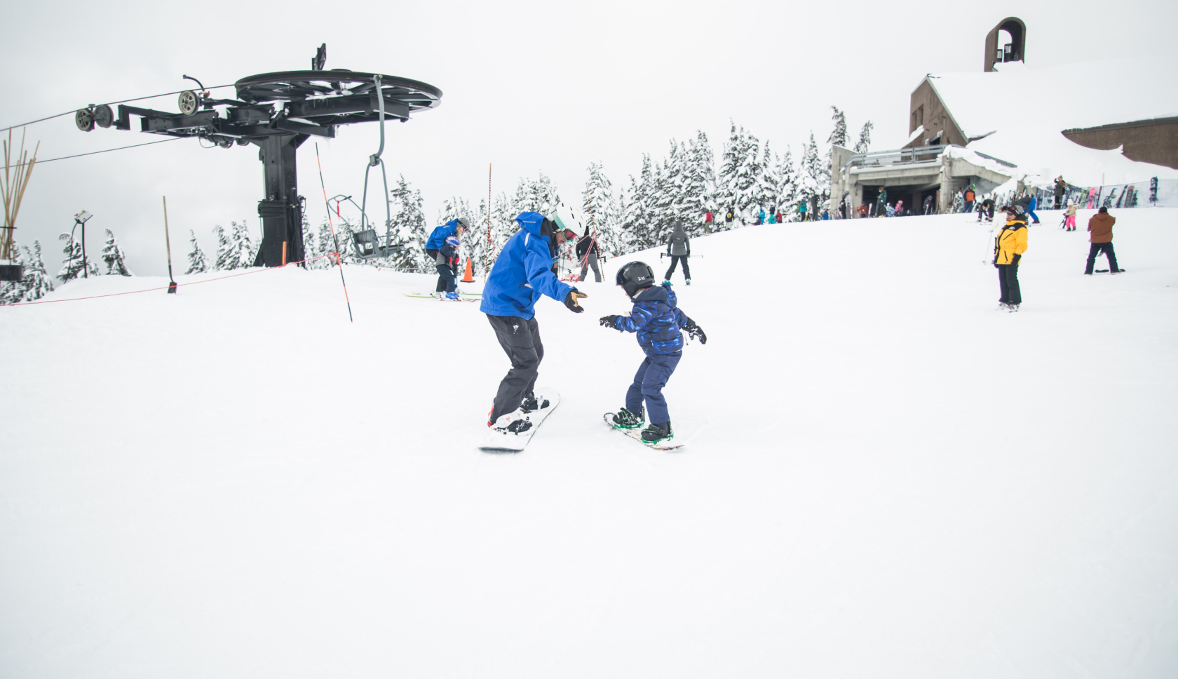 een ouder en kind op de piste