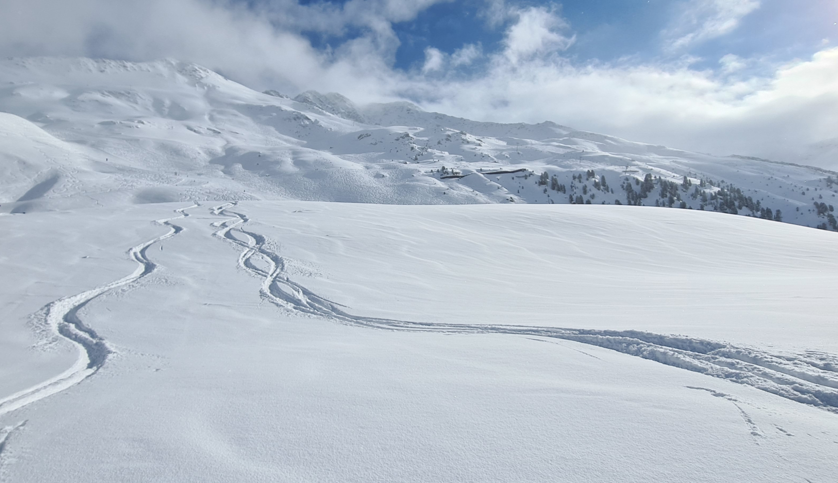 sporen in de sneeuw