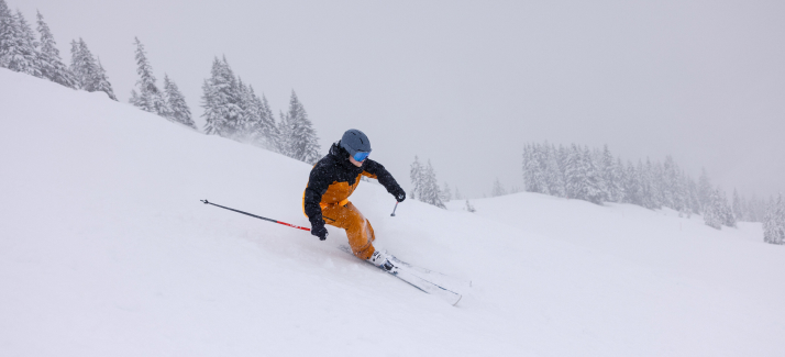 Met deze 6 skitips van wintersportexperts Jasper en Anne ga je goed voorbereid de piste af