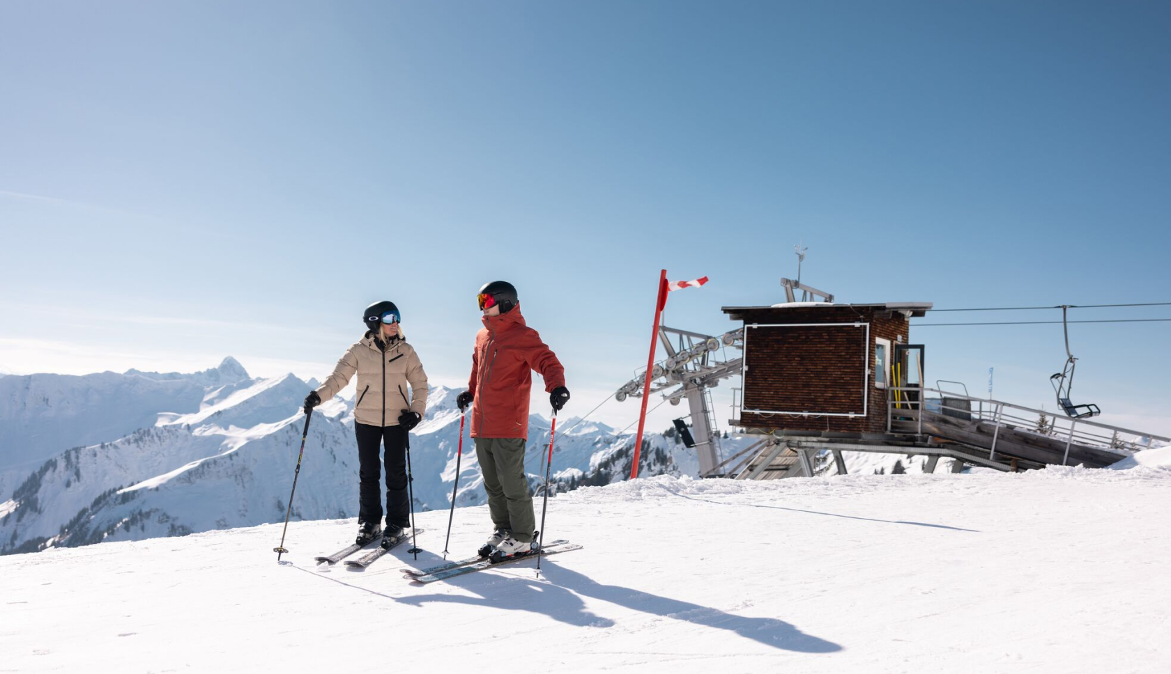 twee personen skiën op de piste