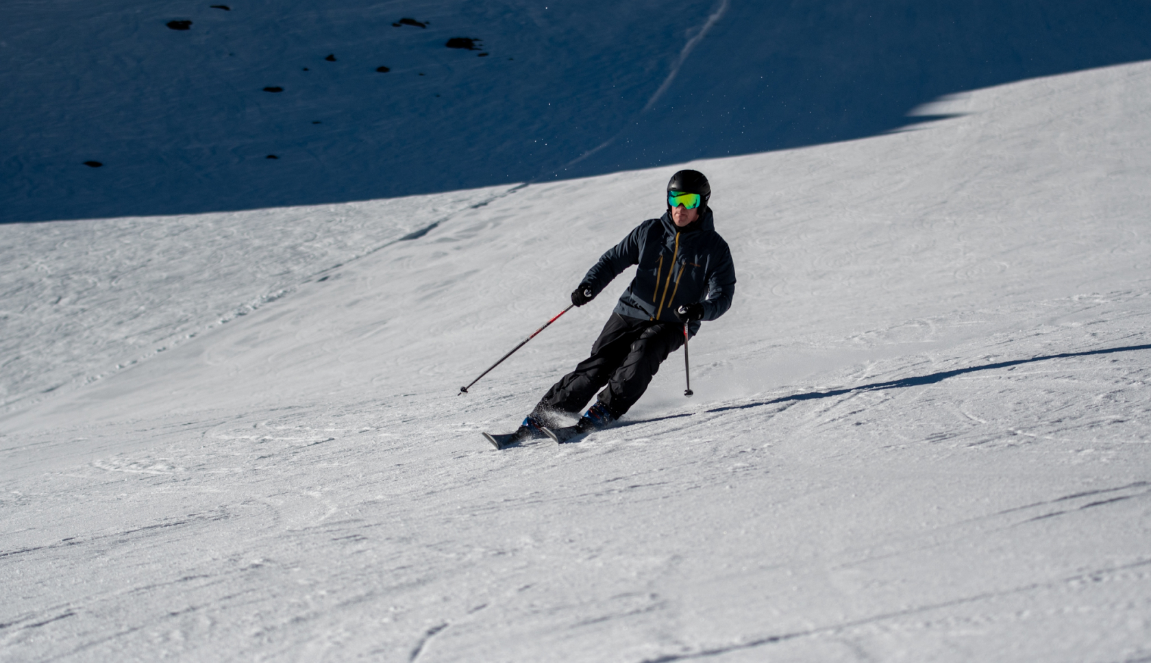 een man skiet de piste af