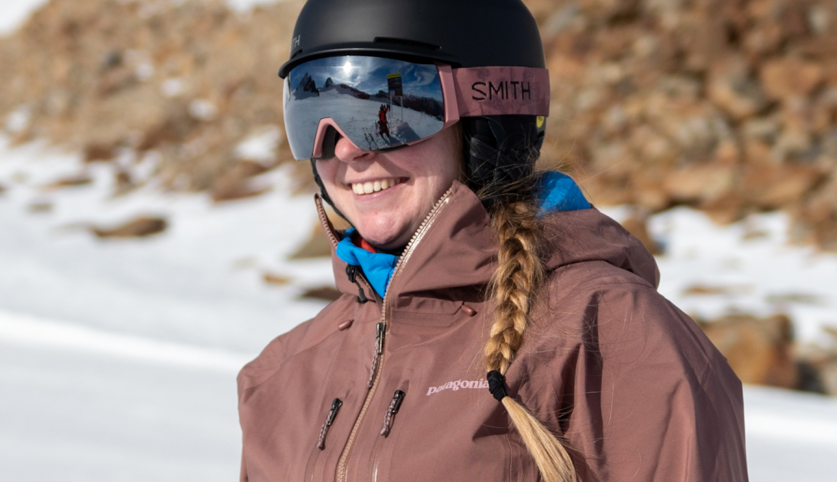 een lachende vrouw met skibril 