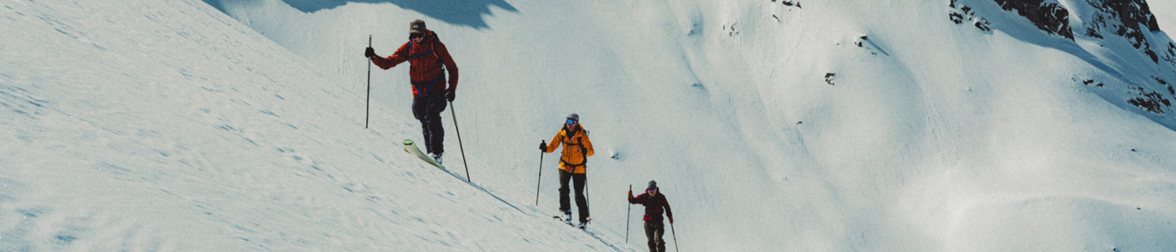 Een vrouw skiet de piste af 