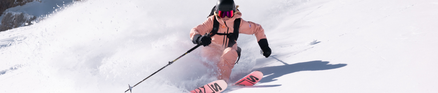 Een vrouw skiet off-piste