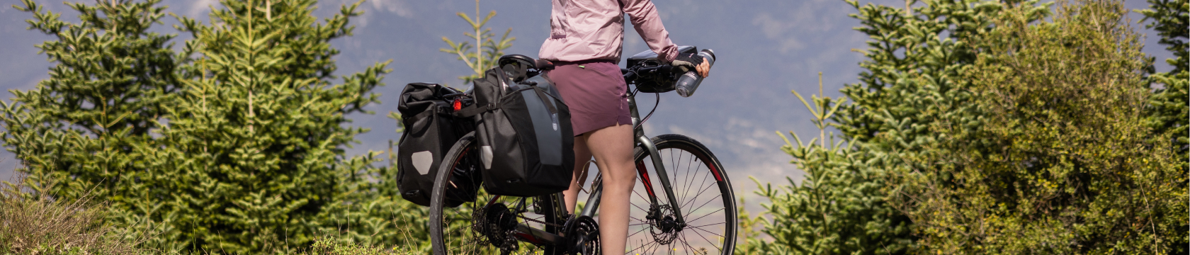 vrouw met fietstassen op fietsvakantie