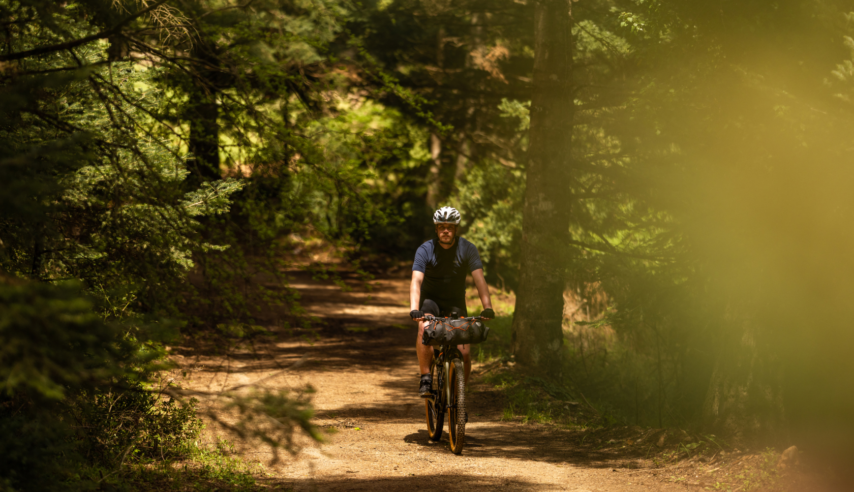 vrouw met een mountainbike neemt even pauze