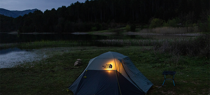 Tent op een avontuurlijke kampeerlocatie tijdens een trektocht