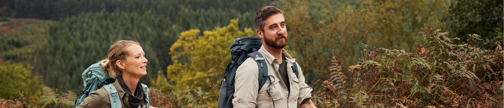 man en vrouw wandelen door de natuur