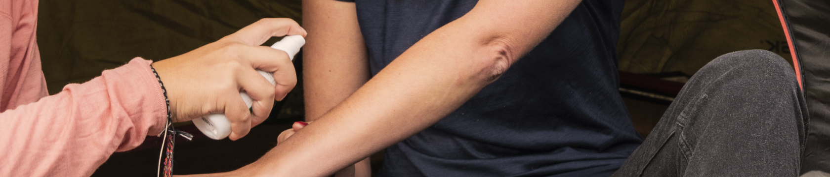 man en vrouw wandelen door de natuur