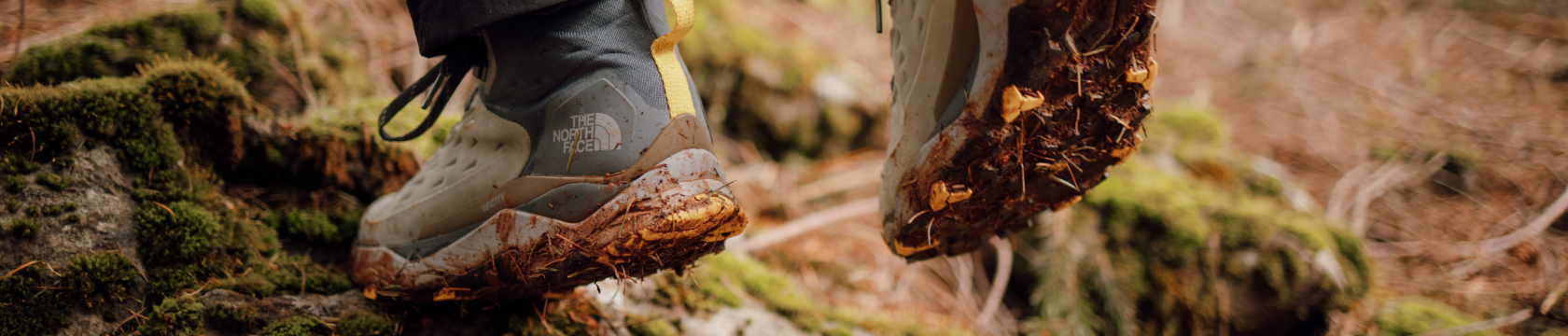 vieze wandelschoenen in het gras