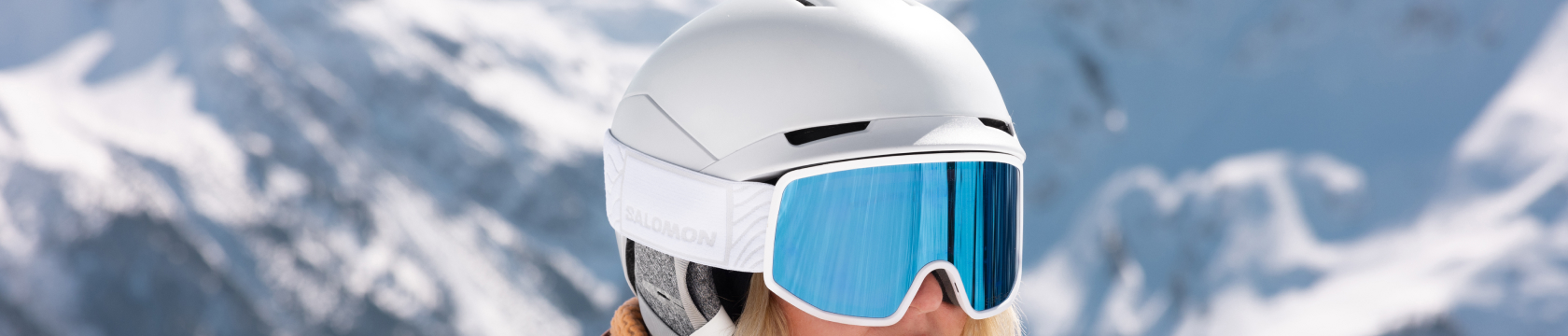 vrouwelijke wintersporter met witte skihelm