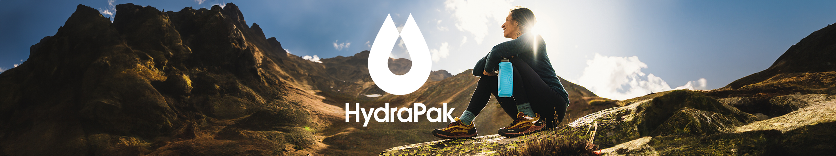 wanderlaar neemt een pauze met haar Hydrapak-drinkfles