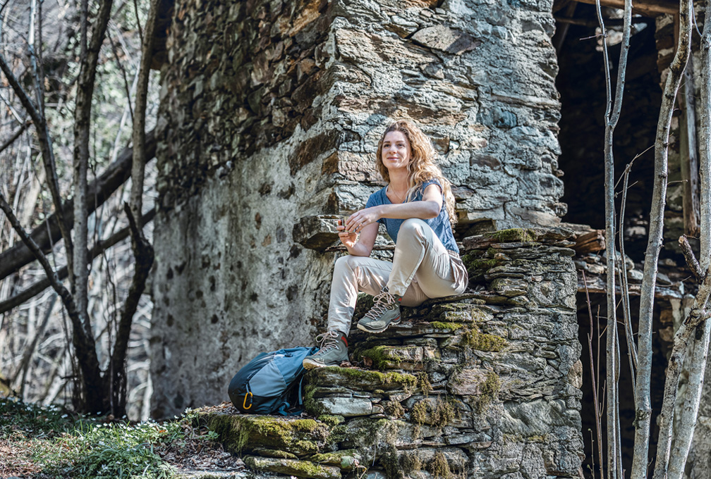 vrouw in lowa-wandelschoenen