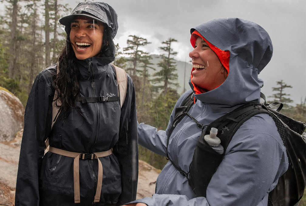 vrouw in arc'teryx-kleding