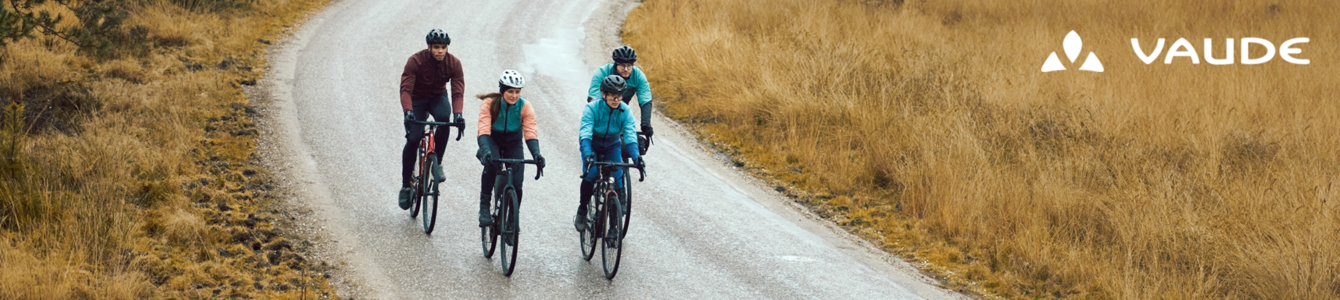  Een groep fietsers fietst in kleding van vaude